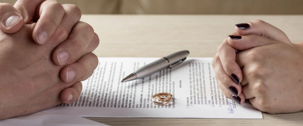 Documento de divórcio e alianças — encerramento de casamento com segurança